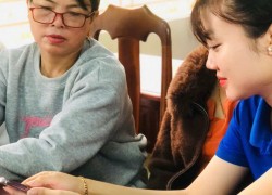 Tuổi trẻ xã Thạnh Bình hướng dẫn người dân tham gia cuộc thi trực tuyến tìm hiểu bầu cử