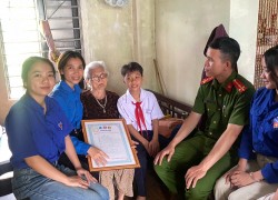 Tuổi trẻ xã Quế Sơn Trung thăm, tặng quà Bà Mẹ Việt Nam Anh hùng – lan tỏa giá trị truyền thống, gìn giữ thơ ca dân gian
