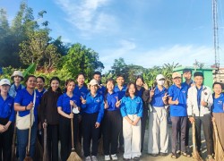Đoàn xã Hòa Vang ra quân dọn vệ sinh tuyến đường “Sáng - xanh - sạch - đẹp”