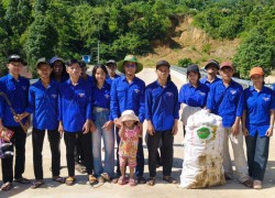 Đoàn xã Trà Đốc ra quân hưởng ứng Ngày Chủ nhật xanh