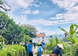 Đoàn xã Hiệp Đức ra quân dọn vệ sinh tuyến đường “Sáng - xanh - sạch - đẹp”