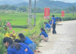 Đoàn xã Quế Sơn ra quân Ngày Chủ nhật xanh, xây dựng tuyến đường thanh niên “Sáng - xanh - sạch - đẹp”
