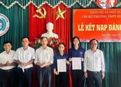 Chiến sĩ tình nguyện Chiến dịch “Hoa phượng đỏ” xã Hiệp Đức vinh dự được kết nạp vào Đảng Cộng sản Việt Nam