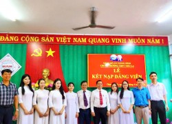 Thăng Bình: Chi bộ Trường THPT Tiểu La kết nạp 7 đảng viên là học sinh lớp 12