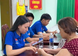 Đoàn phường Cẩm Lệ hỗ trợ người dân tiếp cận và sử dụng ứng dụng eTax Mobile