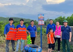 Tuổi trẻ xã Tam Xuân triển khai công trình thanh niên "Áo phao cho em" góp phần phòng, chống đuối nước