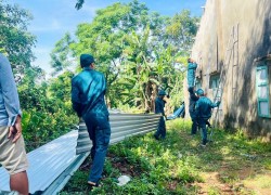 Tuổi trẻ lực lượng vũ trang xã Việt An chung tay khắc phục hậu quả lốc xoáy