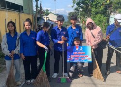Đoàn xã Khâm Đức ra quân hưởng ứng 60 ngày thi đua cao điểm xây dựng cảnh quan, bảo vệ môi trường