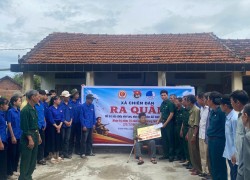 Đoàn xã Chiên Đàn phối hợp Hội Cựu chiến binh ra quân hỗ trợ tháo dỡ nhà cho hộ ông Nguyễn Hữu Anh