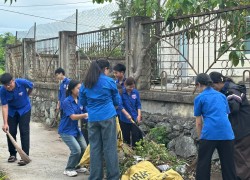 Đoàn phường Hương Trà ra quân xử lý điểm đen rác thải, chung tay xây dựng môi trường xanh - sạch - đẹp