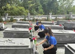 Đoàn xã Hòa Vang ra quân dọn vệ sinh Nghĩa trang Liệt sĩ, thực hiện công trình thanh niên “Hoa dâng mộ liệt sĩ”