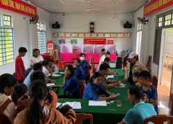 Tuổi trẻ xã Tây Hồ hỗ trợ người dân cài đặt, kích hoạt và sử dụng tài khoản định danh điện tử
