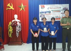 Chi đoàn Công an xã phối hợp Chi đoàn thôn Thạnh Đức tuyên truyền an toàn thông tin trên không gian mạng và phòng, chống ma túy