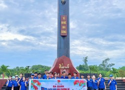 Đoàn xã Phú Ninh tổ chức hoạt động "Hoa dâng mộ liệt sĩ" tri ân các Anh hùng liệt sĩ