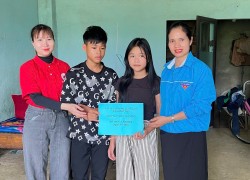 Đoàn xã Lãnh Ngọc trao quà cho trẻ em và gia đình có hoàn cảnh khó khăn