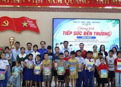 Xã Tam Mỹ trao 320 bộ sách giáo khoa cho học sinh có hoàn cảnh khó khăn