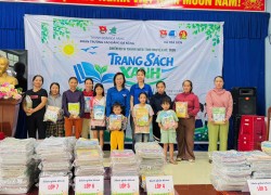 Đoàn xã Trà Liên trao tặng sách cho học sinh có hoàn cảnh khó khăn