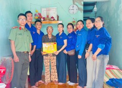 Đoàn xã Tam Hải tri ân gia đình thờ cúng liệt sĩ nhân kỷ niệm 79 năm Ngày Thương binh - Liệt sĩ
