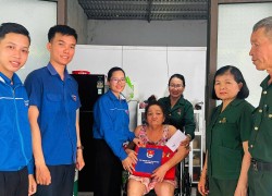 Tuổi trẻ phường Hương Trà thăm hỏi, tặng quà cựu Thanh niên xung phong