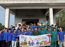 Đoàn Thanh niên phường Điện Bàn Đông ra quân sơn sửa nhà cho thương binh, bệnh binh và người có công với cách mạng