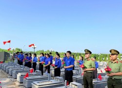 Đoàn Thanh niên phường Điện Bàn Bắc hưởng ứng chương trình “Hoa dâng mộ liệt sĩ” năm 2026