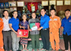 Đoàn xã Đông Giang tổ chức thăm, tặng quà gia đình chính sách nhân kỷ niệm 79 năm Ngày Thương binh - Liệt sĩ