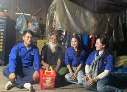 Đoàn Thanh niên xã Trà Đốc thăm, tặng quà người có công nhân kỷ niệm Ngày Thương binh - Liệt sĩ