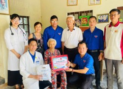 Đoàn phường Điện Bàn tổ chức chương trình “Thăm khám, tặng quà” và “Bữa cơm tri ân” nhân kỷ niệm 79 năm Ngày Thương binh - Liệt sĩ