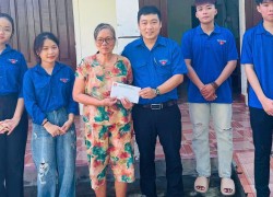 Đoàn phường Điện Bàn Bắc thăm hỏi, tặng quà gia đình chính sách nhân kỷ niệm 79 năm Ngày Thương binh - Liệt sĩ