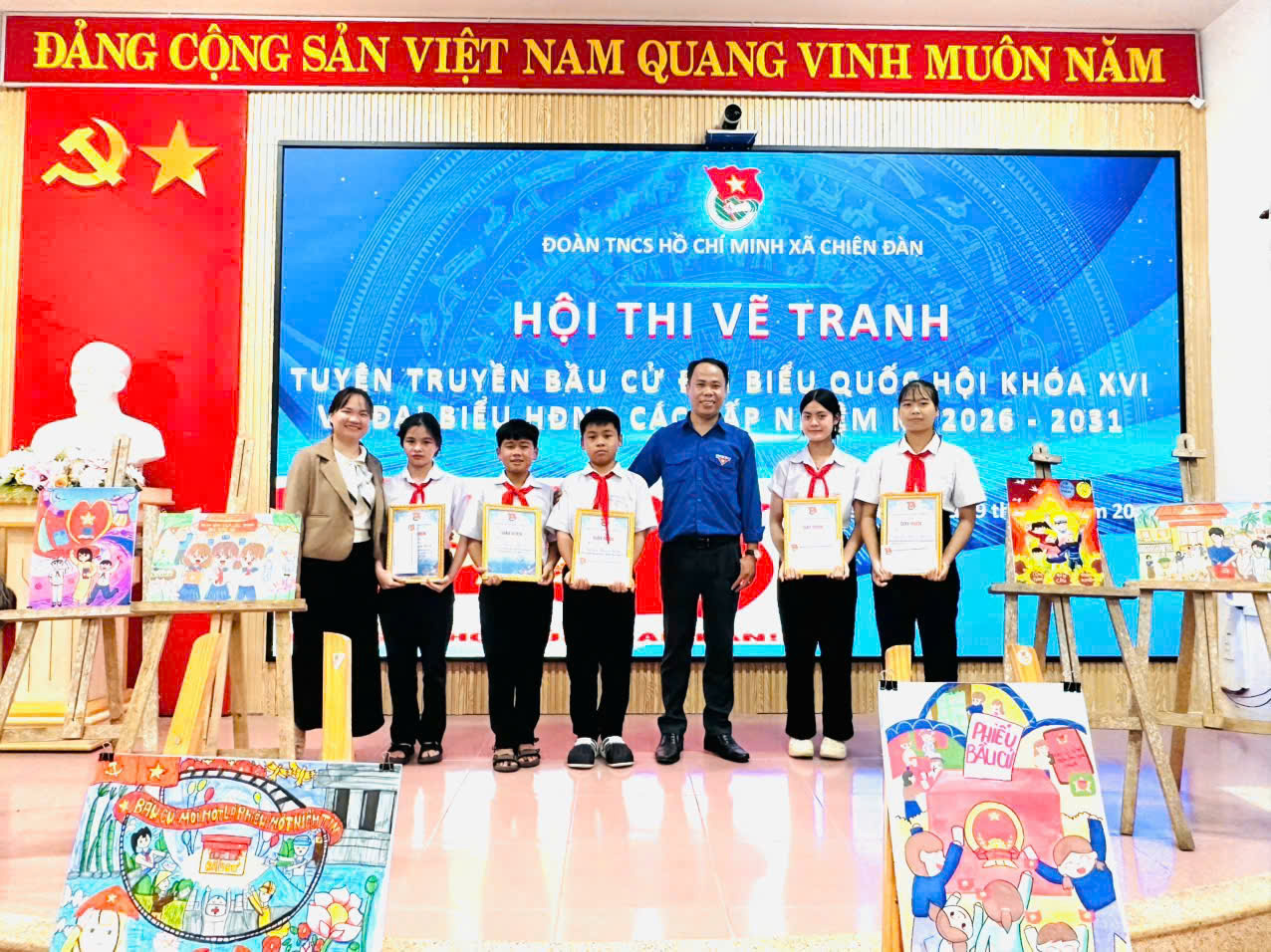 Tuổi trẻ Chiên Đàn sôi nổi hội thi vẽ tranh tuyên truyền bầu cử