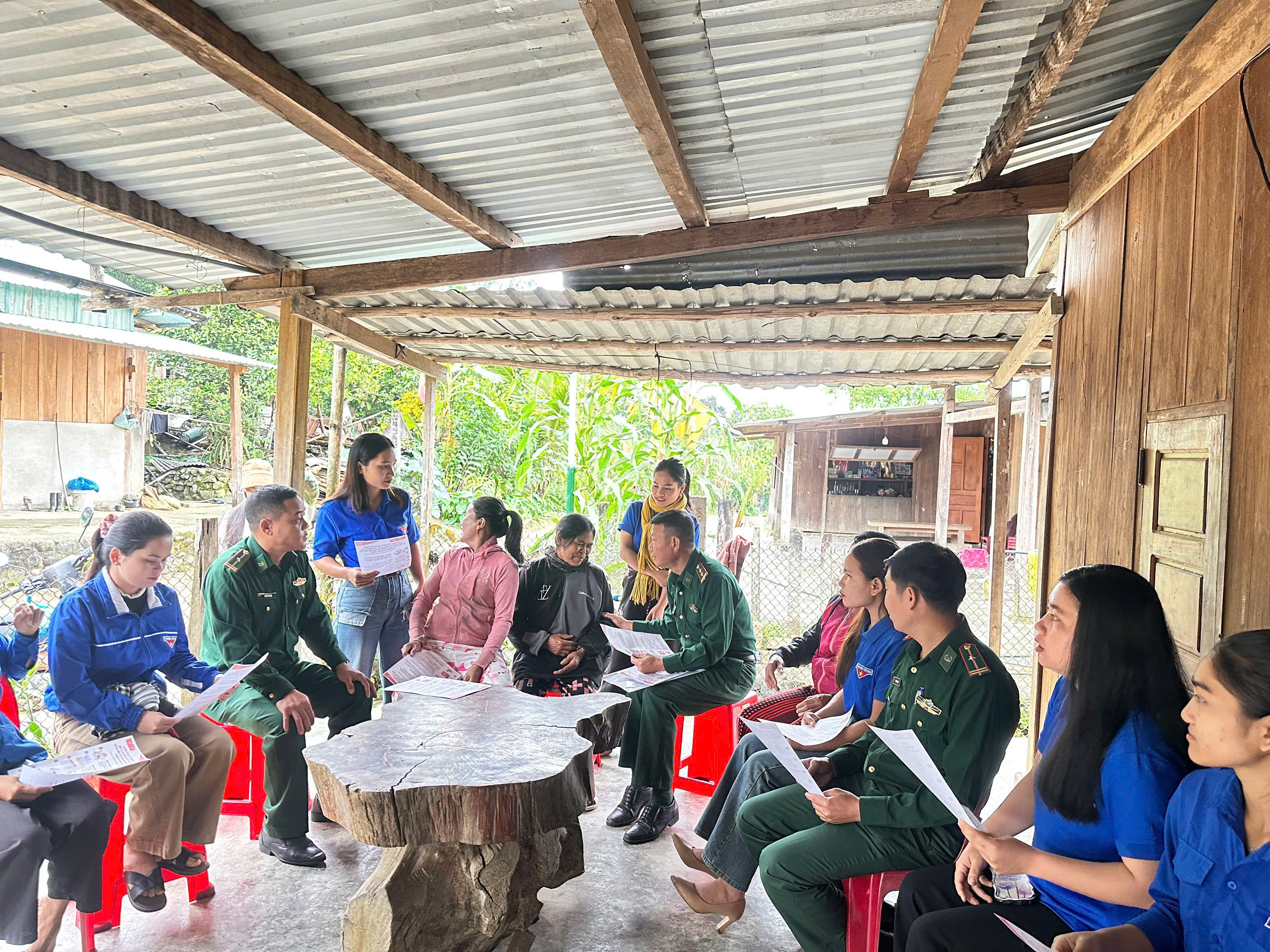 Tuổi trẻ Đắc Pring “đi từng ngõ, gõ từng nhà” tuyên truyền bầu cử