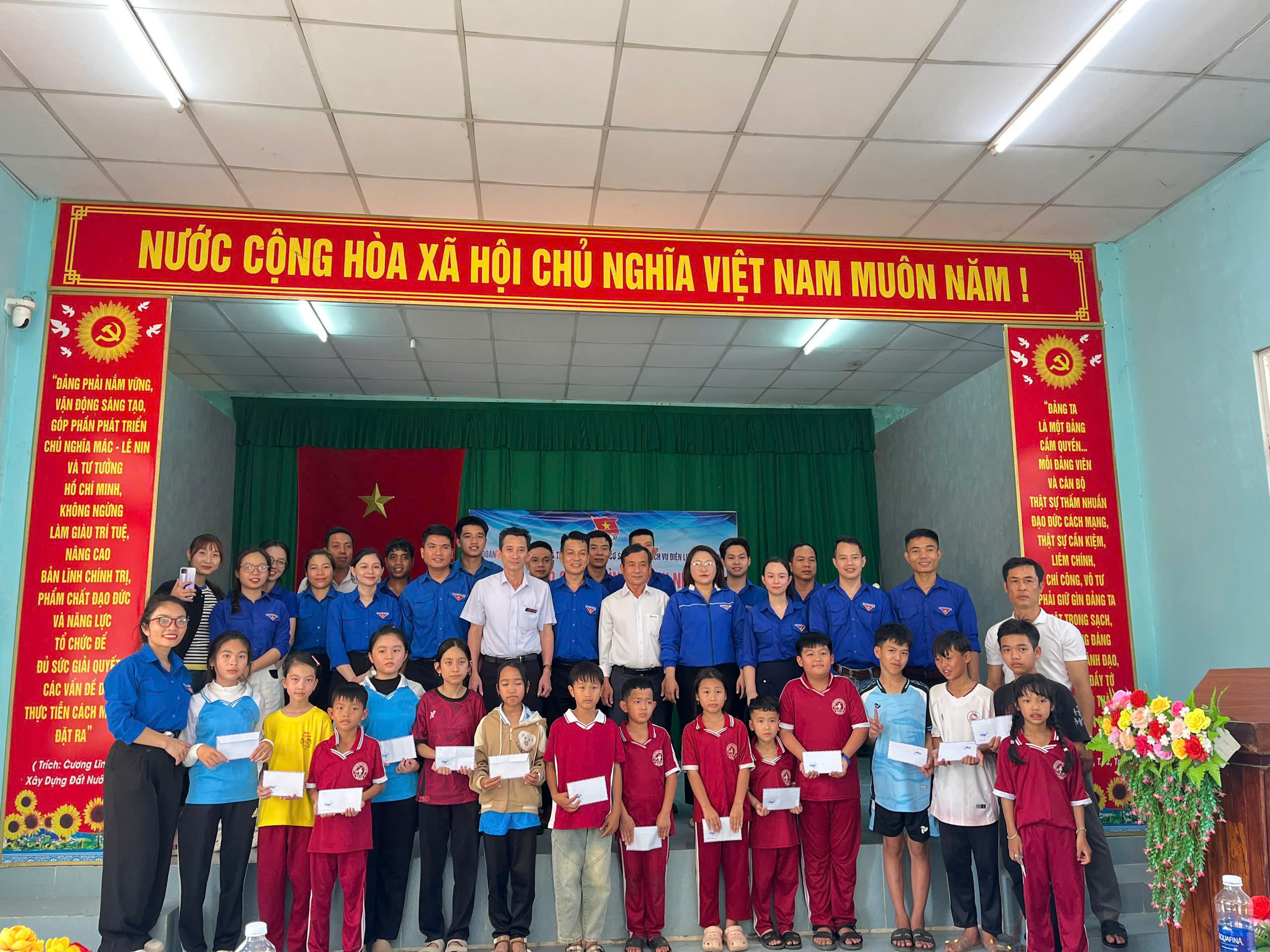 Xã Thượng Đức: Khánh thành và bàn giao công trình thanh niên “Thắp sáng đường quê”