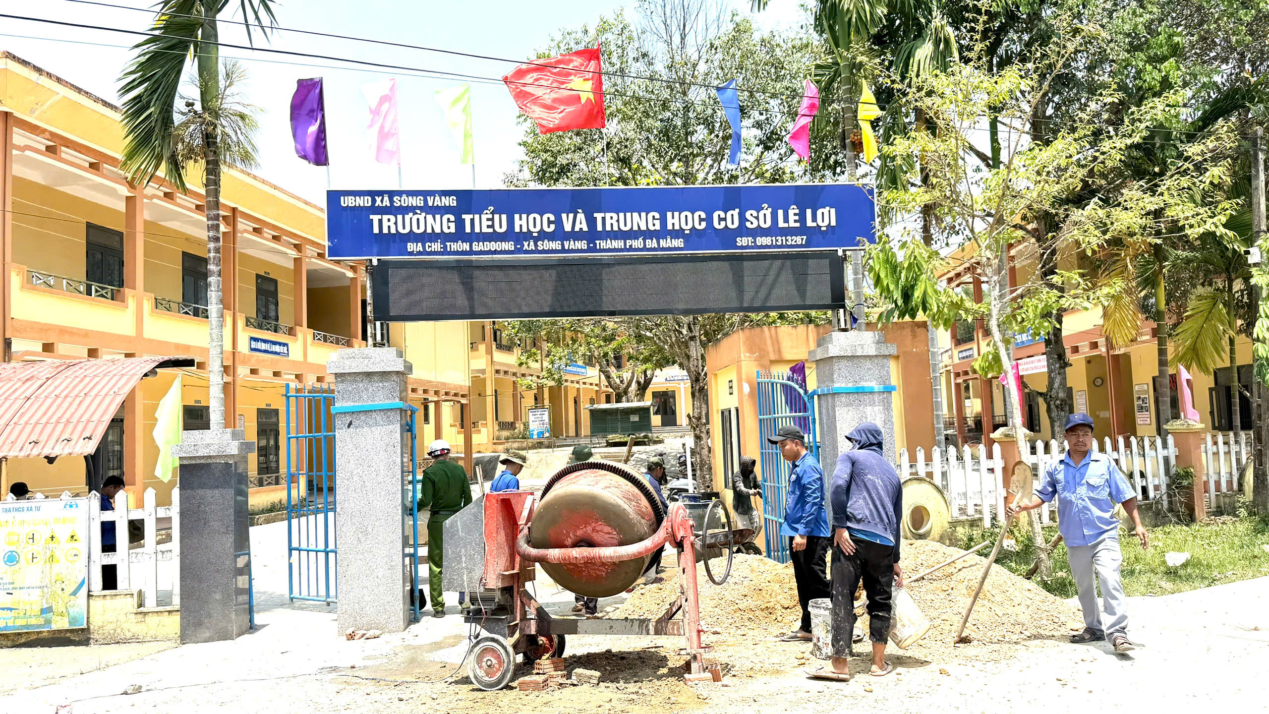Đoàn xã Sông Vàng thực hiện công trình thanh niên “Bãi đỗ xe an toàn – văn minh học đường”