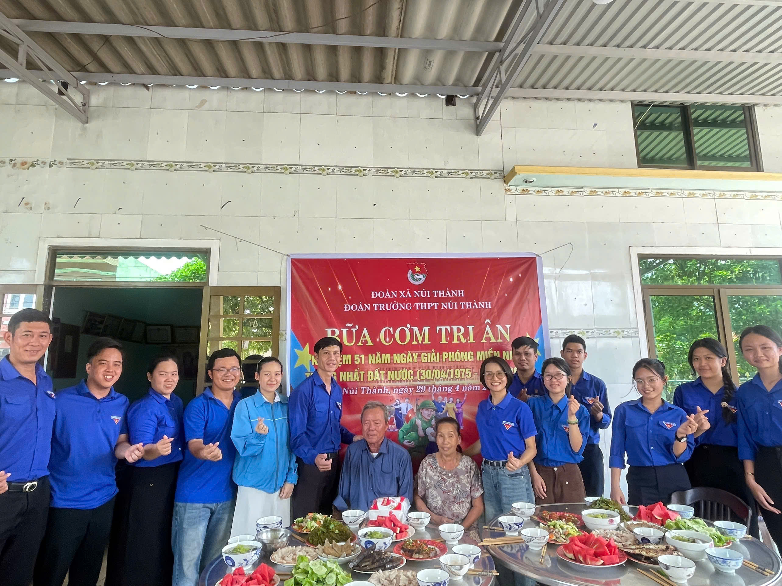 Đoàn xã Núi Thành tổ chức hoạt động tri ân gia đình chính sách nhân kỷ niệm 51 năm Ngày Giải phóng miền Nam