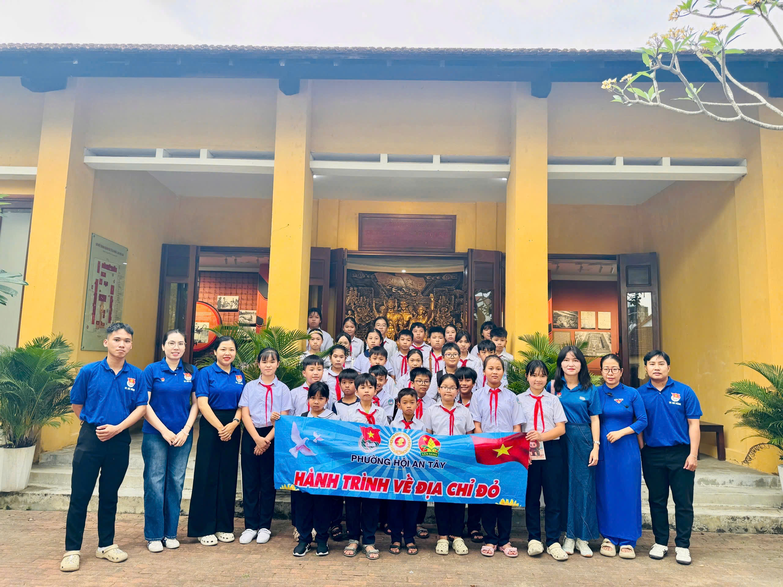 Đoàn phường Hội An Tây tổ chức hành trình về địa chỉ đỏ tại Di tích Nhà lao Hội An