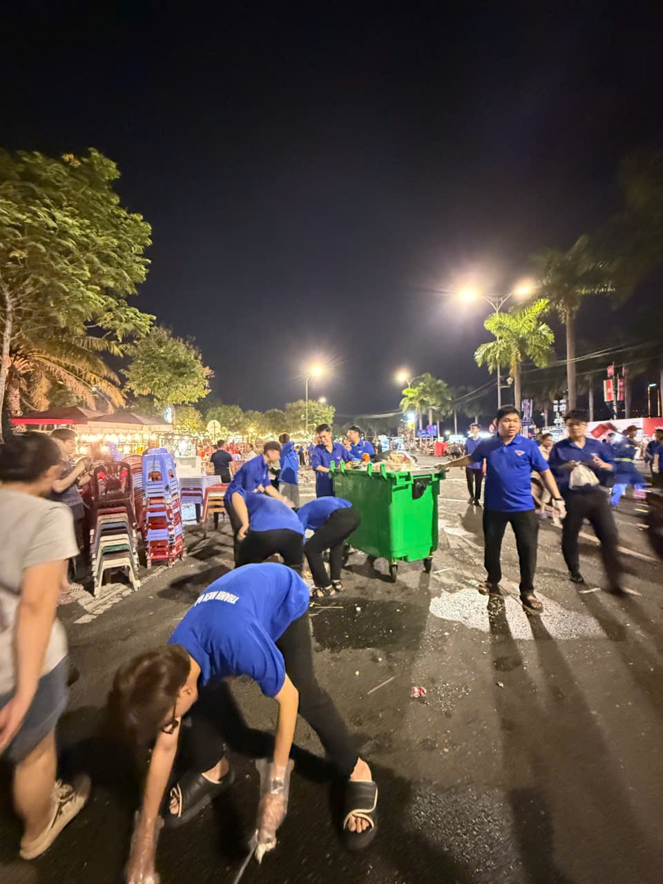 Tuổi trẻ Hải Châu ra quân dọn dẹp vệ sinh môi trường sau đêm thi thứ hai DIFF 2026