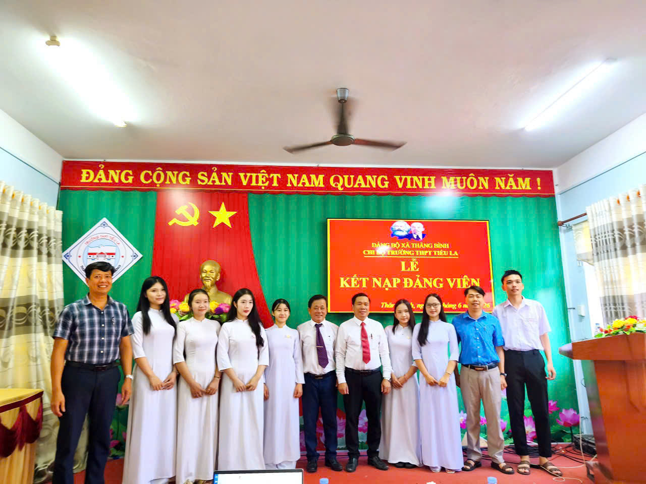 Thăng Bình: Chi bộ Trường THPT Tiểu La kết nạp 7 đảng viên là học sinh lớp 12