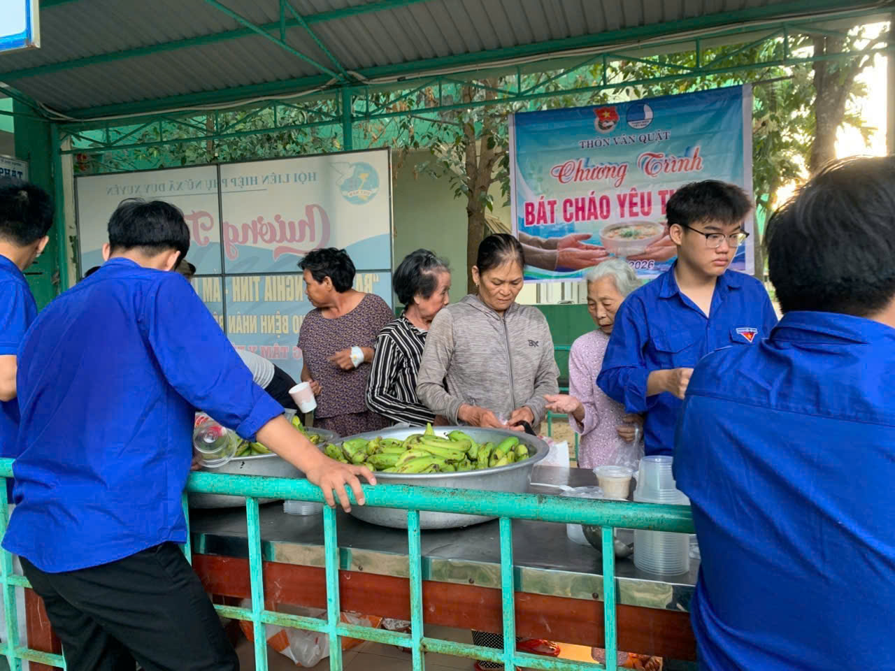 Duy Nghĩa: Chi đoàn thôn Vân Quật tổ chức chương trình “Bát cháo yêu thương” trong Chiến dịch Kỳ nghỉ hồng năm 2026
