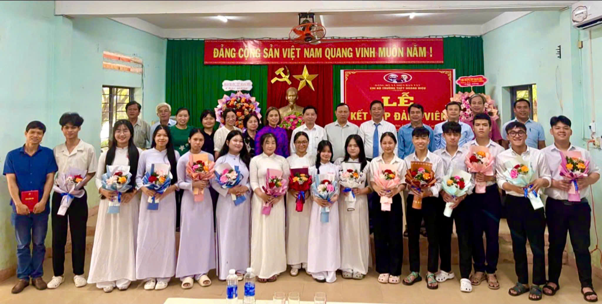 Điện Bàn Tây tổ chức Lễ kết nạp Đảng viên cho 17 đoàn viên ưu tú là chiến sĩ thanh niên tình nguyện hè Trường THPT Hoàng Diệu