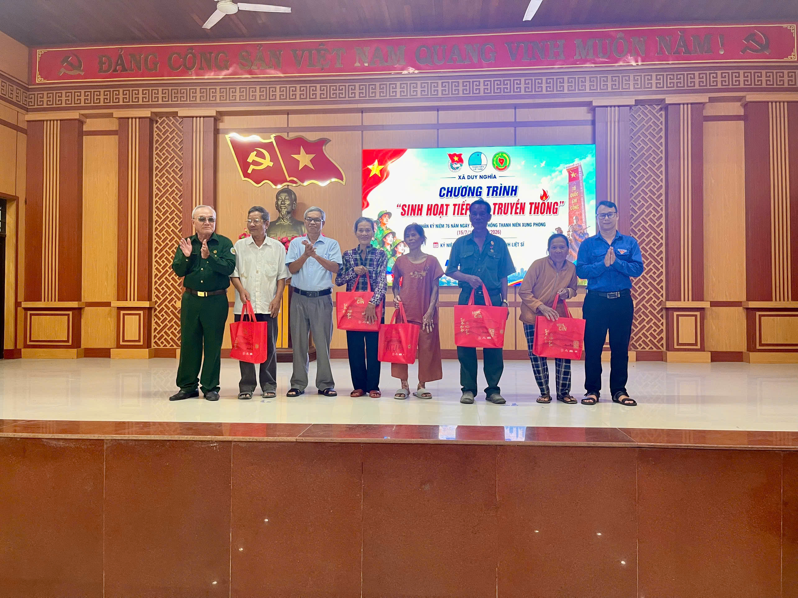 Đoàn xã Duy Nghĩa tổ chức sinh hoạt chuyên đề “Tiếp lửa truyền thống”