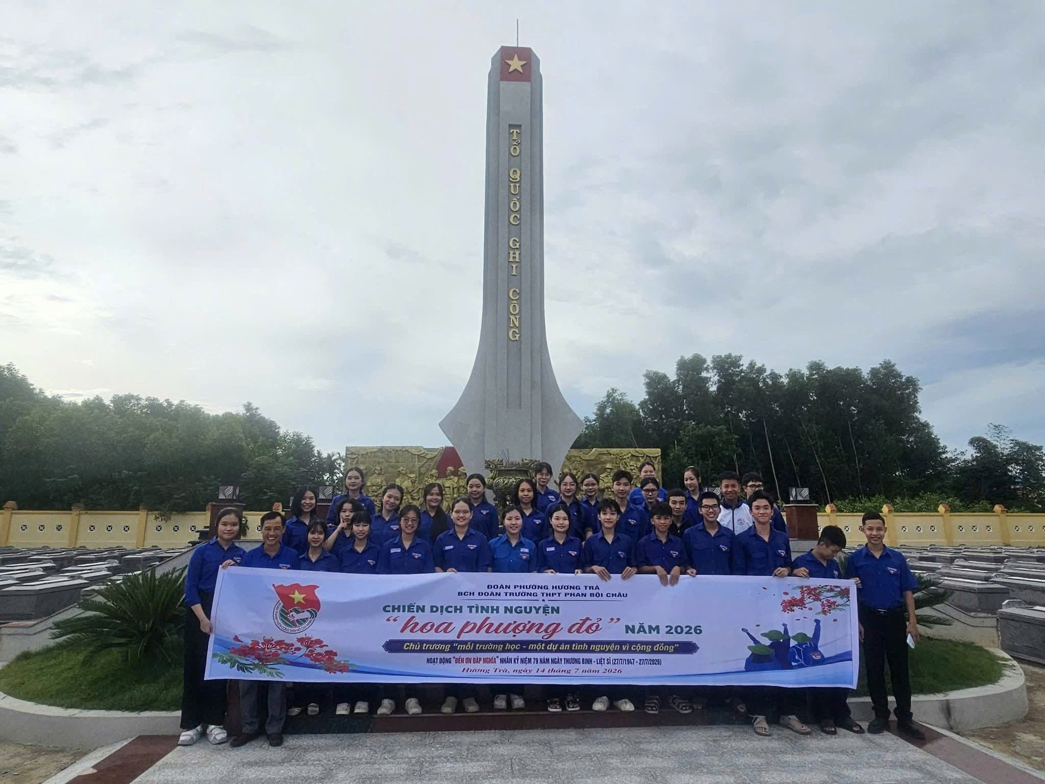 Đoàn trường THPT Phan Bội Châu tổ chức hoạt động tri ân tại Nghĩa trang Liệt sĩ Tam Ngọc