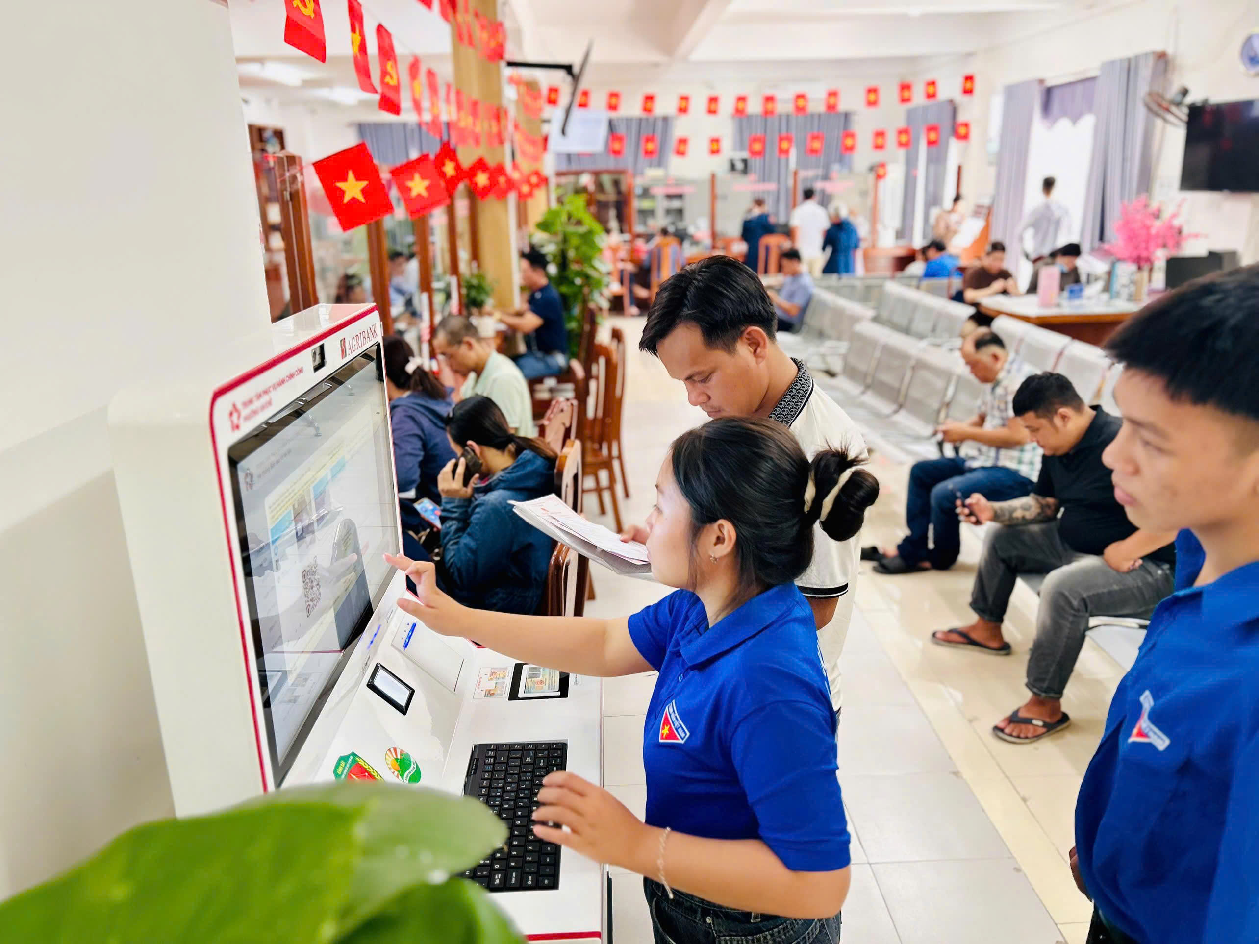 Phường An Khê: Tuổi trẻ hỗ trợ người dân sử dụng KIOSK hành chính công thông minh