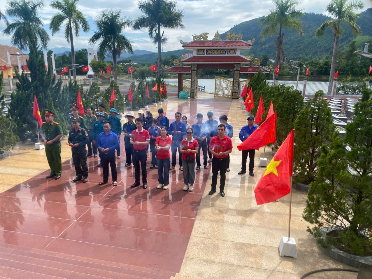 Xã Khâm Đức tổ chức chương trình “Hoa dâng mộ liệt sĩ”
