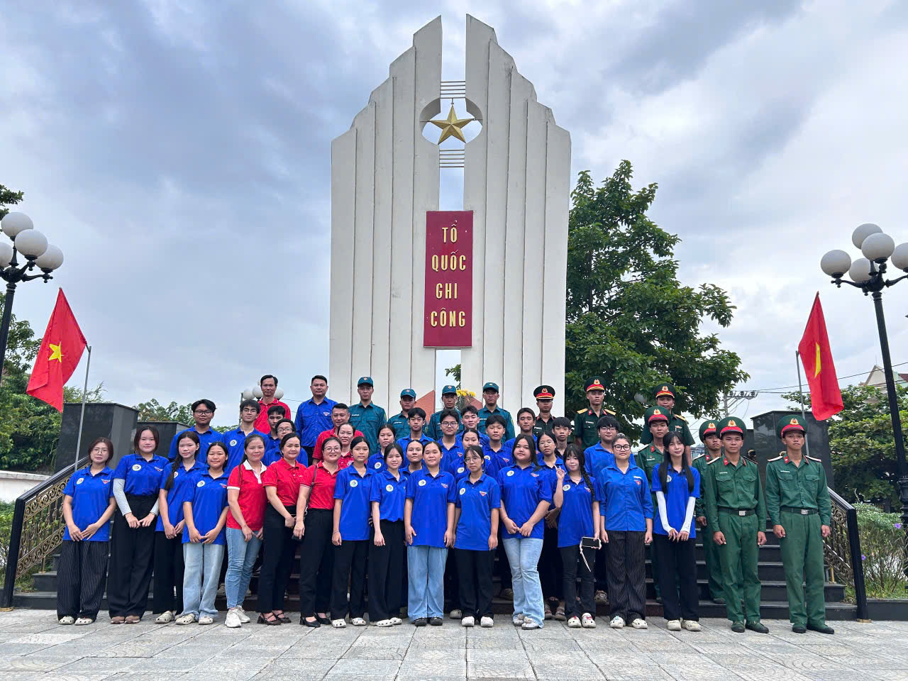 Tuổi trẻ phường Hòa Khánh thực hiện công trình “Hoa dâng mộ liệt sĩ”