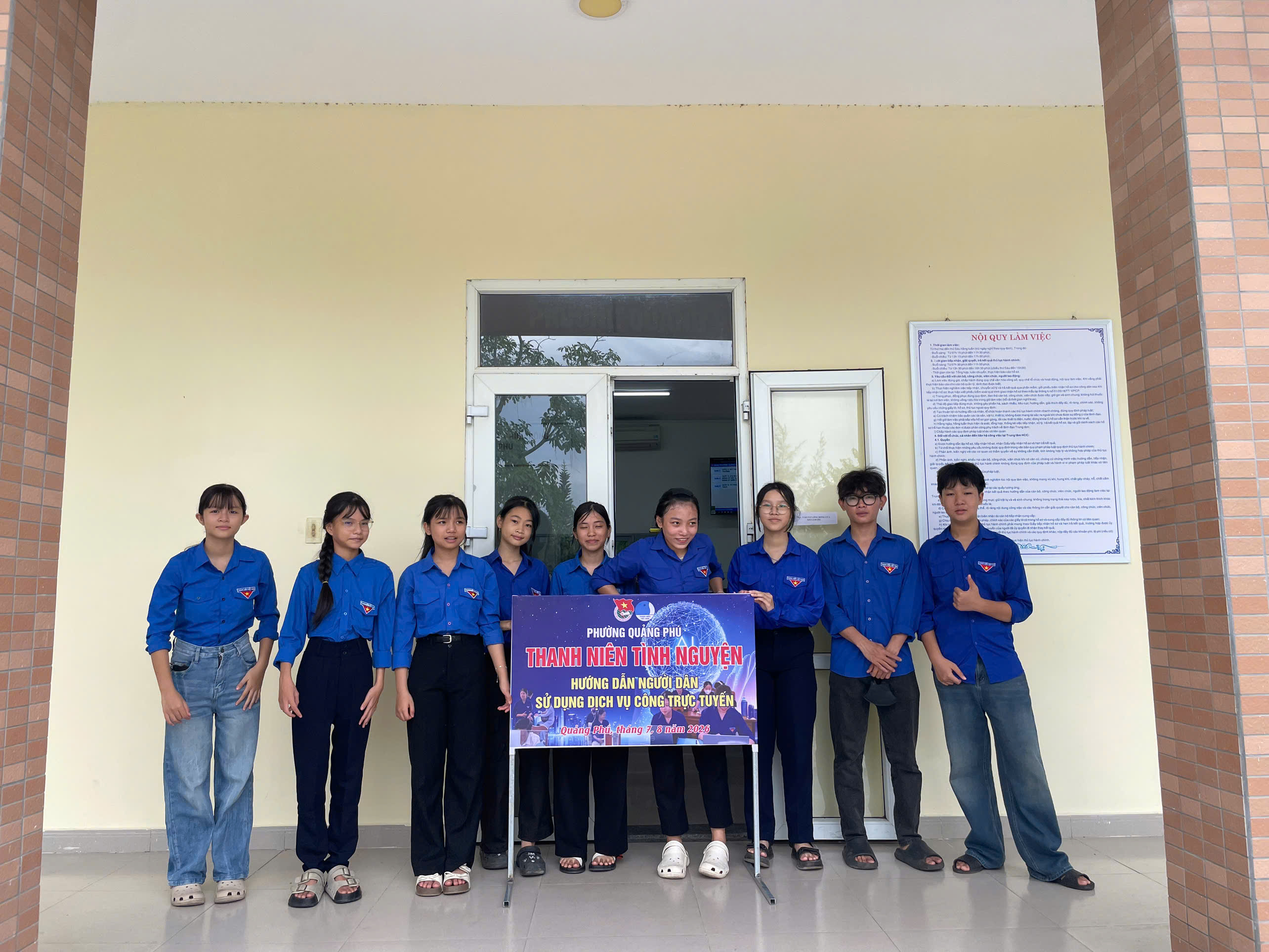 Đoàn Thanh niên phường Quảng Phú hỗ trợ người dân thực hiện dịch vụ công trực tuyến