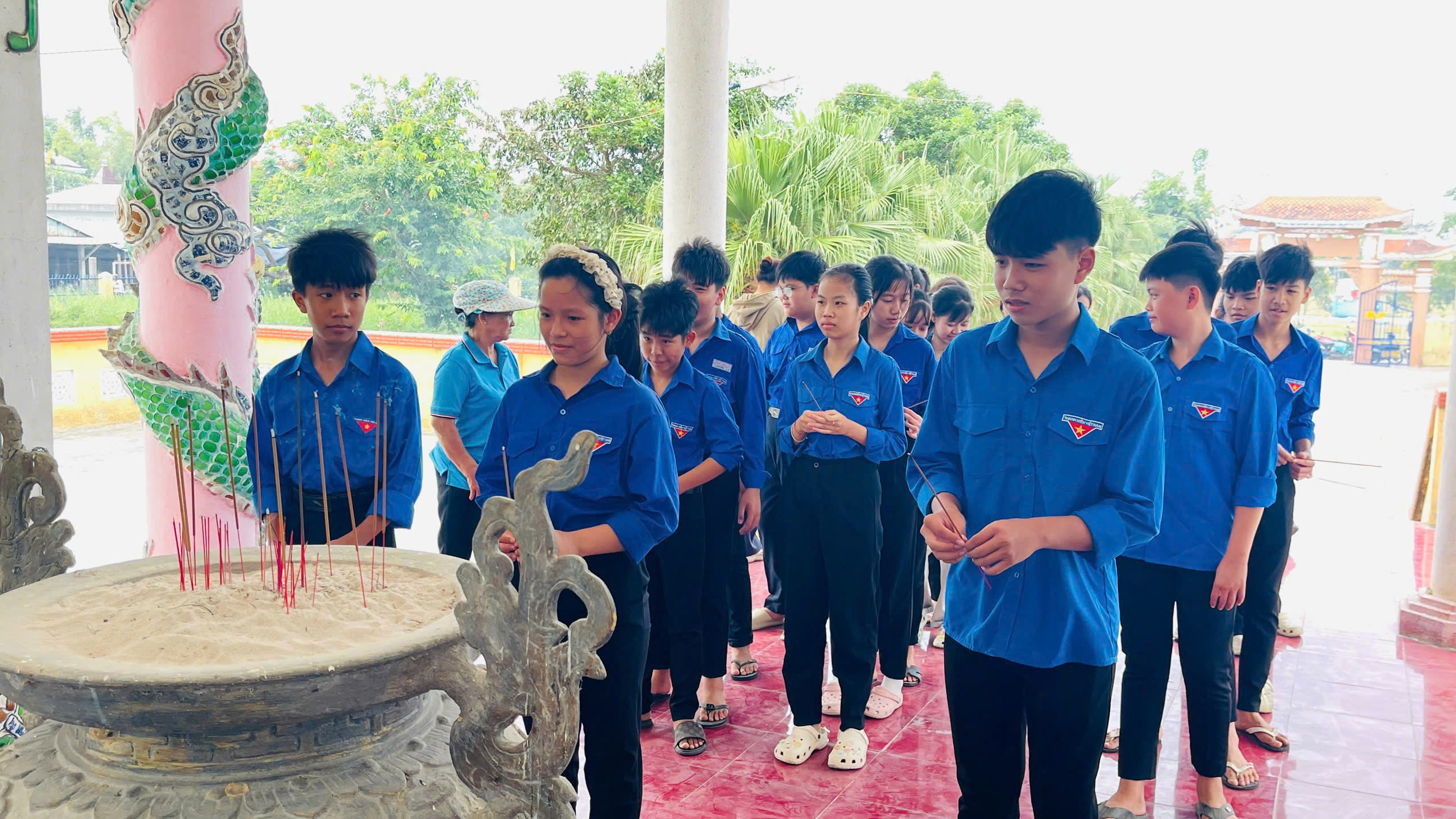 Tuổi trẻ xã Điện Bàn Tây ra quân chỉnh trang các địa chỉ đỏ, nhà bia ghi danh Anh hùng liệt sĩ