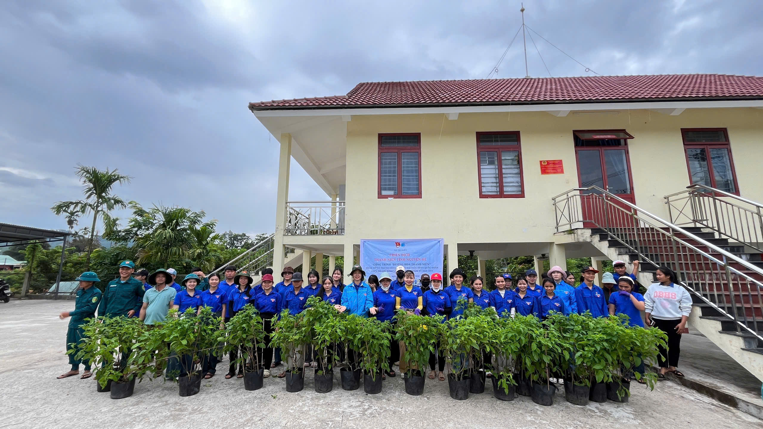 Tuổi trẻ xã Trà Liên thực hiện công trình “Con đường hoa thanh niên” chào mừng Đại hội Đoàn toàn quốc lần thứ XIII