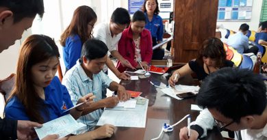 “Áo xanh” tình nguyện hỗ trợ người dân “Áo xanh” tình nguyện hỗ trợ người dân