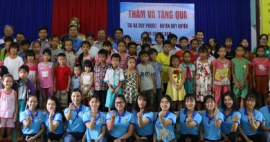 Trao quà cho học sinh có hoàn cảnh khó khăn tại Huyện Duy Xuyên Trao quà cho học sinh có hoàn cảnh khó khăn tại Huyện Duy Xuyên