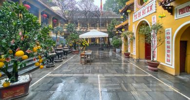 Vắng khách đi lễ đền, chùa Vắng khách đi lễ đền, chùa